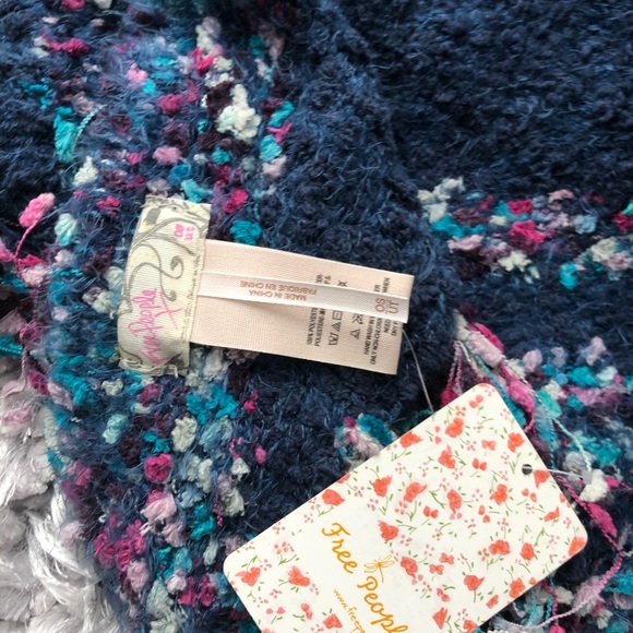 🆕New with tags FREE PEOPLE SNUGGLE TRIANGLE SCARF - Picture 4 of 9